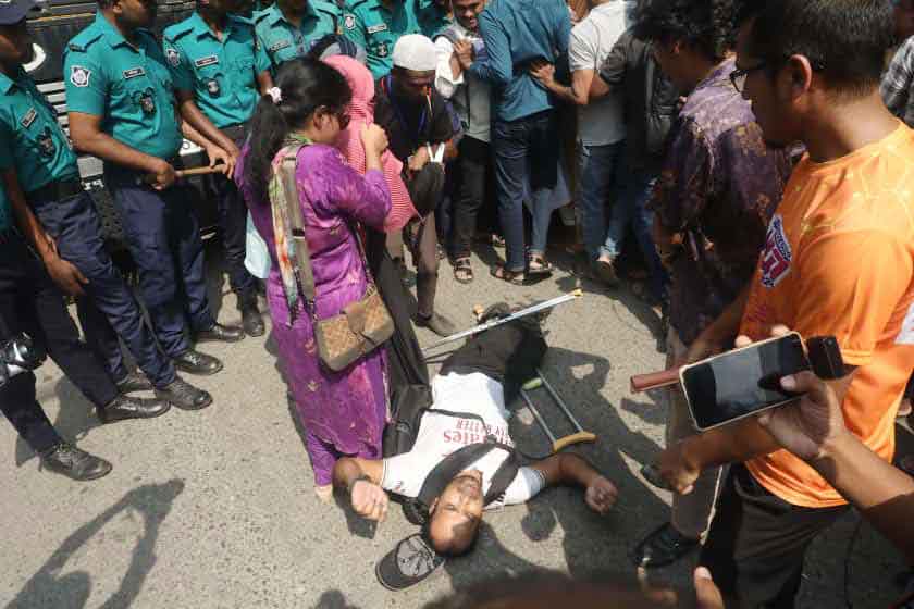 শাহবাগে প্রতিবন্ধীদের পাঁচ দফা দাবিতে অবস্থান, পুলিশের বাধা